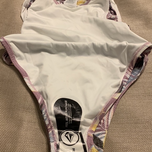 Volcom Don’t Leaf One Piece Swimsuit - Picture 10 of 11